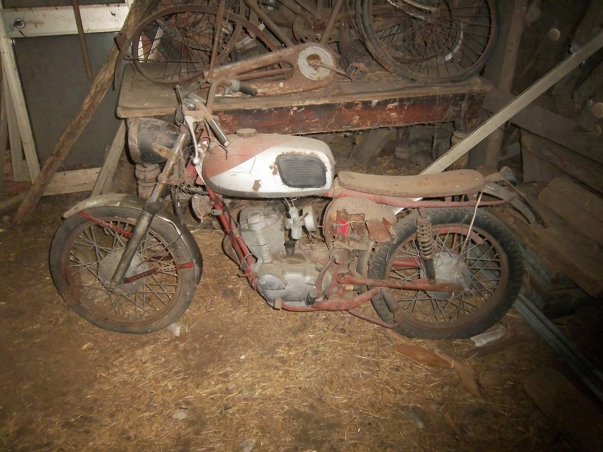 alte Motorräder barn find motorcycle